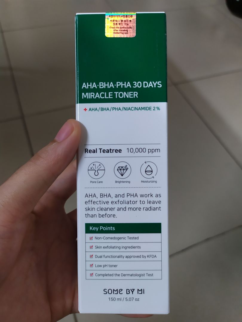 Mình đã mua sp trên gian hàng chính hãng Some by mi trên *** và sử dụng được 1 tháng. Mình bị mụn nhiều, sau khi dùng thì mụn sưng đỏ, mụn ẩn giảm rõ rệt luôn còn mụn đầu đen thì chưa thấy giảm mấy. Qua Tiki Trading thấy sp sale giá tốt hơn nhiều nên mua tiếp để xài.