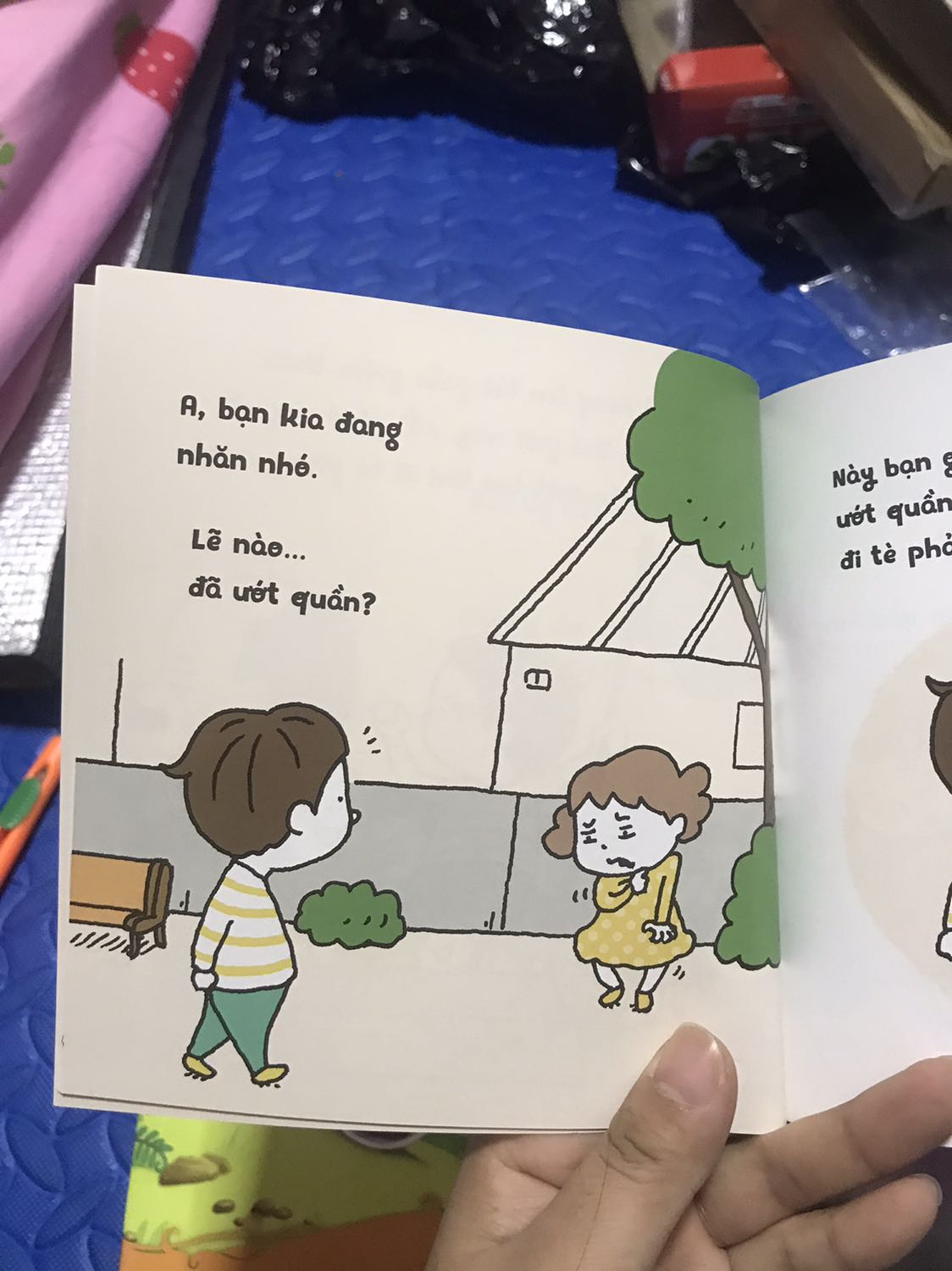 Shop đóng gói cẩn thận. Nội dung khá thú vị. Kể về cậu bé đi tè nhưng lúc nào cũng bị dính 1 chút nên ướt quần. Cậu đi tìm kiếm người giống như mình. Rồi thất vọng trở về. Nào ngờ ông nội chính là người cần tìm. Hình vẽ siêu dễ thương. Màu sắc tươi sáng. Sách tuy khổ nhỏ nhưng nhiều trang. Bé rất thích cuốn sách này