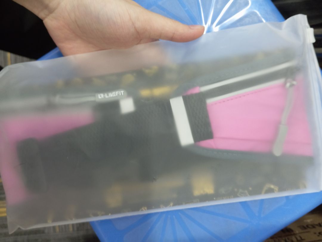 đeo chạy buổi tối rất yên tâm, nó phản quang nhẹ, an toàn, nhiều ngăn nhỏ thông minh, tiện lợi