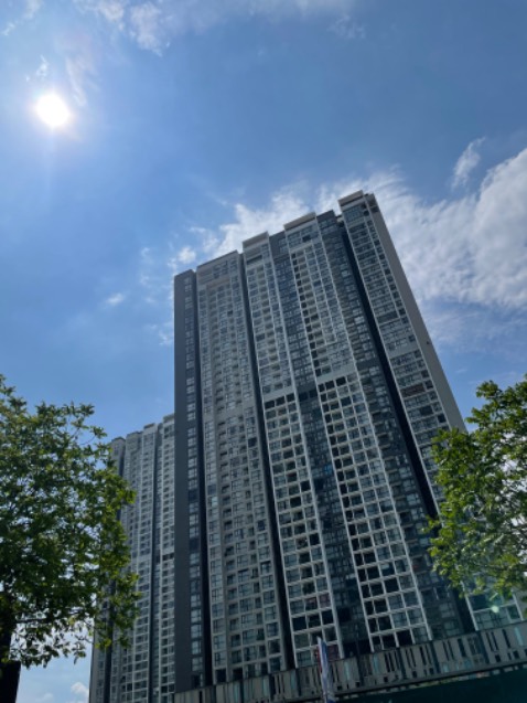 Sách hay lắm, kể về các trường hợp mà nv gặp phải từ đó cho thấy họ k hoàn toàn bị điên hay có bệnh, mà họ hoàn toàn bình thường đôi khi là tài năng. Nhưng nội tâm và nhân cách họ quá phức tạp, lo âu, phiền muộn, đa nhân cách, trầm cảm, điên loạn....dày vò họ.     Nòi chung đọc cuốn. Nhưng sao nay t đọc giữa đêm khuya tự nhiên thấy hơi sợ.😂😂😂