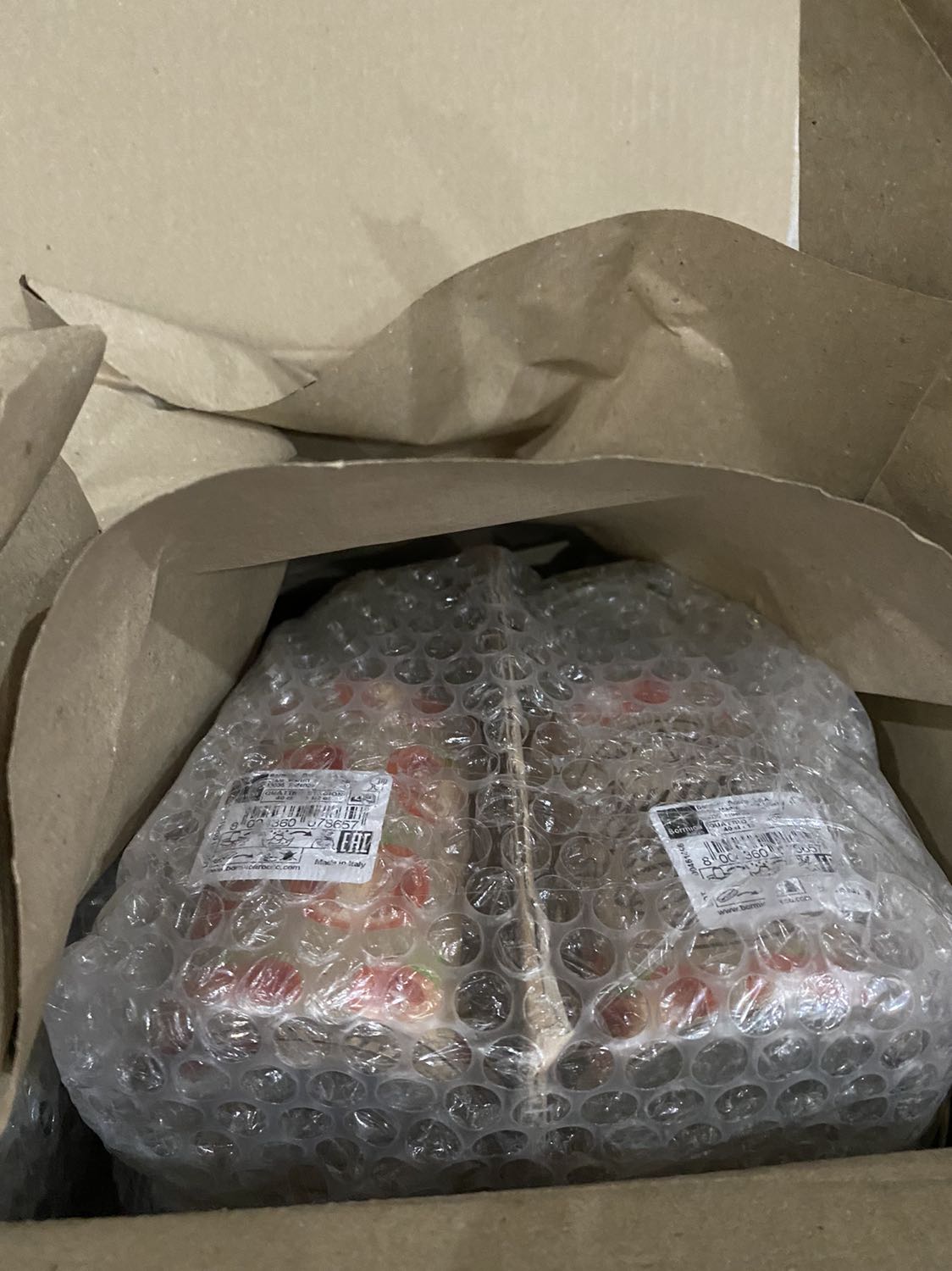 Tôi rất thích, đóng gói cẩn thận, giao hàng rất nhanh (trong vòng 3h. Có hai nắp lọ hơi bị lõm nhưng vì tôi dùng nên cũng ok. Tôi dùng làm sữa chua thì nó hơi cao so với nồi ủ của tôi (ko đậy nắp nồi đc). Lọ đúng 400 mL.