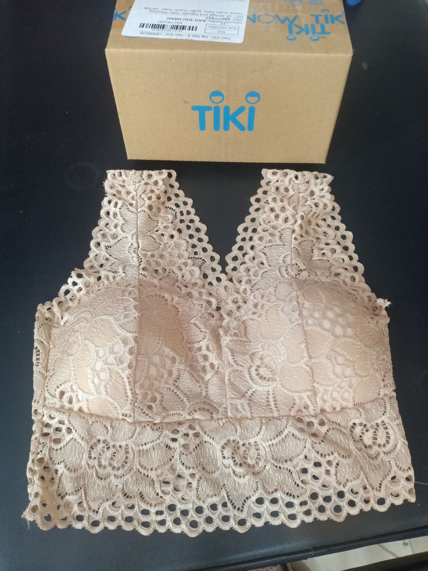 giao hàng nhanh ,áo chất vải ren khá mềm mịn mặc thoải mái không bí ,giá cả hợp lý