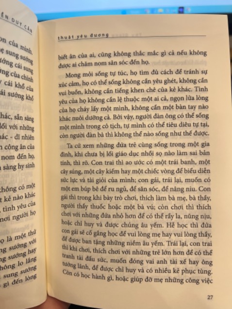 Cuốn này vì được viết vào năm 1961 nên nội dung nhận biết rất khác so với thời đại bây giờ. Mình đọc những nội dung về suy nghĩ rập khuôn và cảm thấy như một sự gán ghép, hạn chế đi những điều ở cả 2 giới có thể phát huy. 

Đàn bà phải phụ thuộc đàn ông, đàn ông bản chất là vị kỉ - đây đều là những nhận xét thiên kiến và không có bất kì nghiên cứu nào chứng minh ấy.

Thất vọng khi nhà xuất bản cho tái bản ấn phẩm với những tư tưởng đã cũ này, và không biết mục đích chính thực sự là gì? Cổ xuý tiếp tục suy nghĩ của tác giả hay sao? Việc cụ viết vào năm 1961 nên nội dung khác biệt mình hiểu, chỉ không hiểu NXB Trẻ.