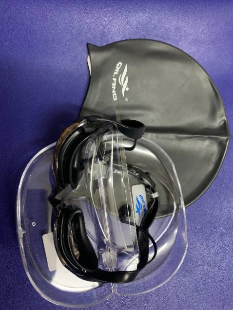 Hàng chất lượng như ảnh quảng cáo, kính ôm vừa khít phần mắt, Kiếng bơi đẹp, nhìn rõ, dễ dàng vệ sinh, không vào nước, vừa khít mặt, tương xứng giá tiền, còn được tặng kèm cả mũ bơi nữa, quá là ok, thanks shop