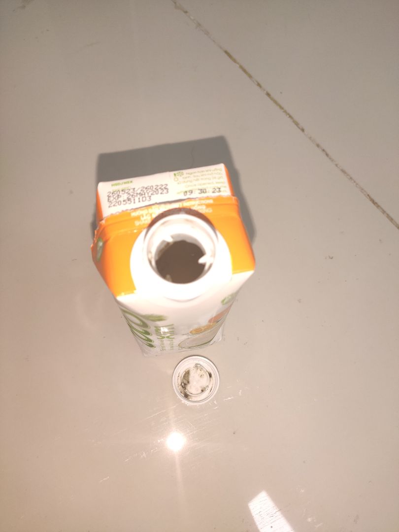 hộp đầu tiên mở ra thì mốc và có giòi