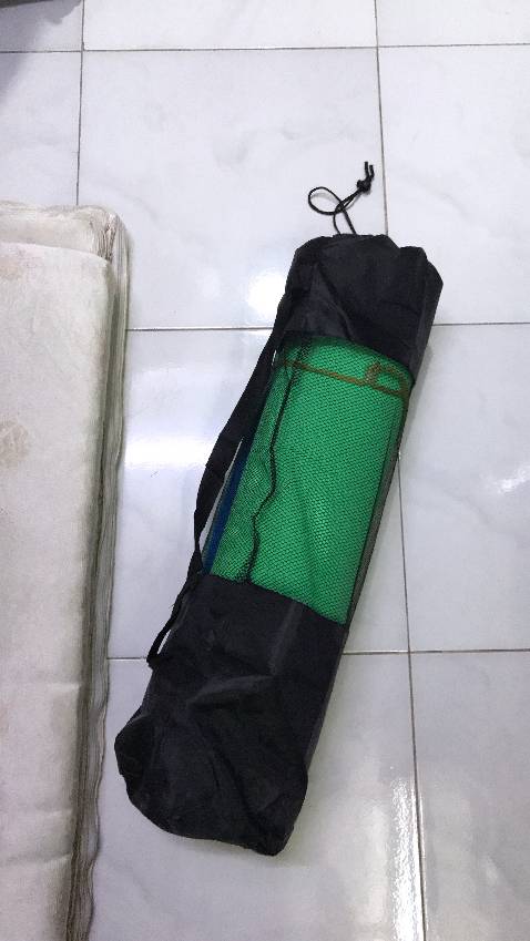 Mình đặt hàng thứ bảy thì thứ ba bên tiki đã giao cho mình rồi. Thảm được quấn một lớp màng co. 
Sau khi tháo màng co rồi thì thảm còn một lớp nilong nữa. Thảm mình chọn là 8mm gồm hai màu xanh dương và xanh lá. Thảm không hôi mùi nhựa, không bị lỗi nên mình khá ưng ý. Bên cạnh đó còn có một dây buộc thảm và túi đựng thảm nữa nên khá tiên lợi.
Đây là lần đầu mình mua thảm nên đối với mình sản phẩm thế này là ổn rồi, mọi người có thể tham khảo. Bên cạnh đó shop còn có một bưu thiếp cảm ơn nữa