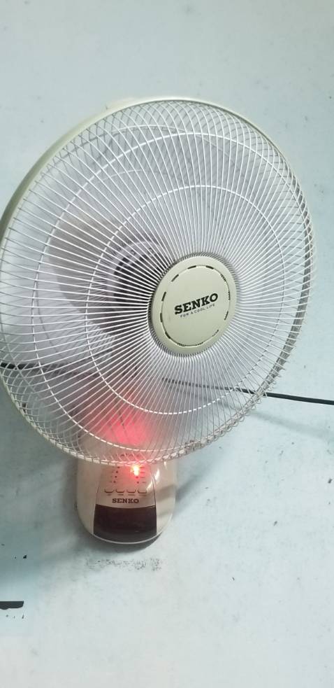 Sản phẩm đúng như mô tả. Tuy nhiên, minh đánh giá chức năng LAMP (đèn) của quạt thật sự rất...vô dụng, vì ánh sáng rất yếu, nếu phòng tối thì dù có mở đèn của quạt thì cũng chẳng nhìn thấy các nút bấm nếu không có trong tay remote. Sản phẩm đúng như mô tả. Tuy nhiên, minh đánh giá chức năng LAMP (đèn) của quạt thật sự rất...vô dụng, vì ánh sáng rất yếu, nếu phòng tối thì dù có mở đèn của quạt thì cũng chẳng nhìn thấy các nút bấm nếu không có trong tay remote.