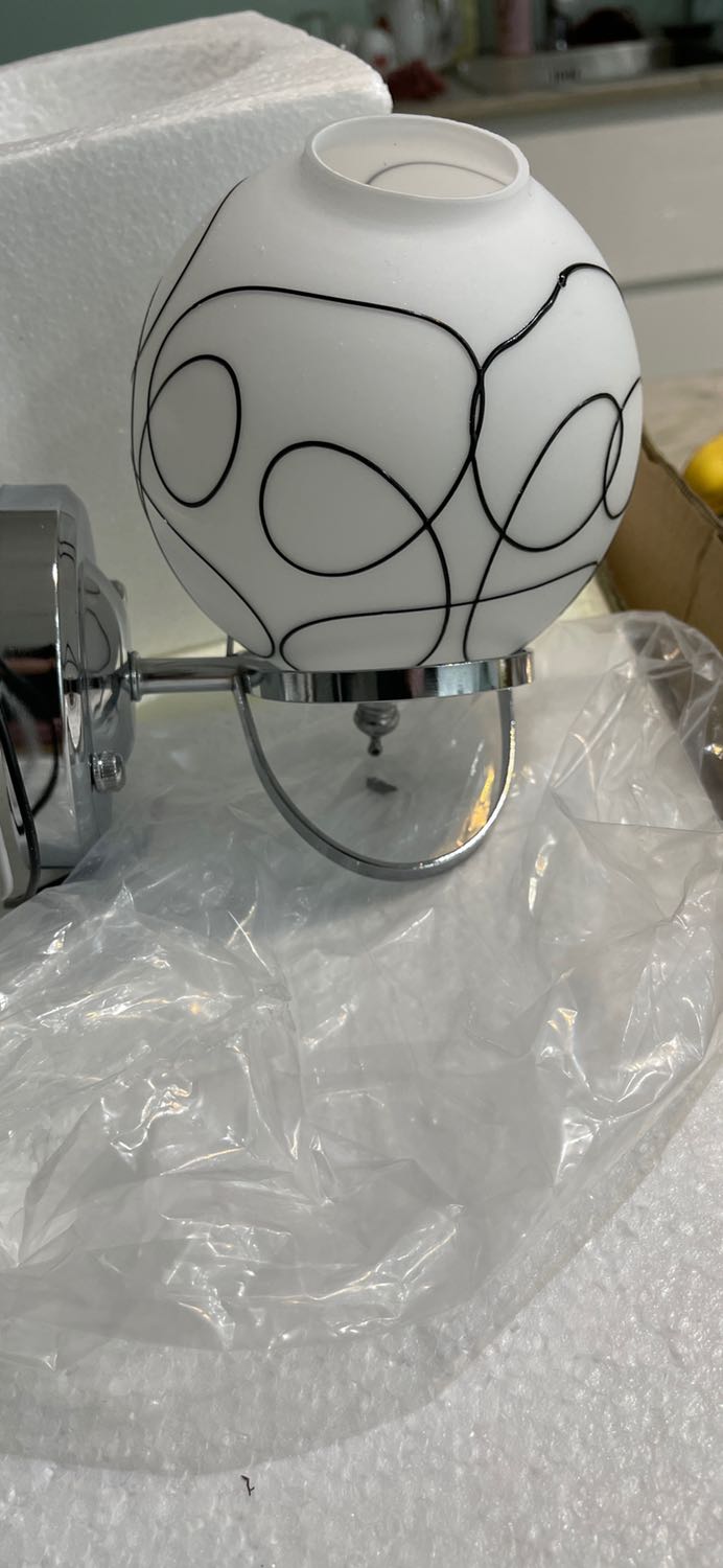 Giao thiếu treo trang trí dưới đèn