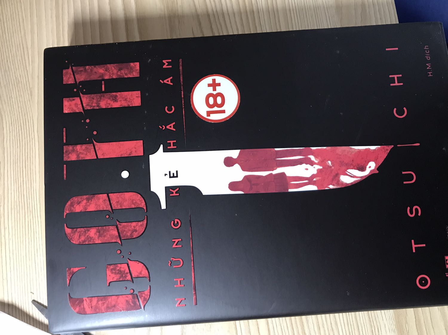 Lần đầu mình thấy có bọc sách :)) giao hàng nhanh, bìa trông xinh quá tr