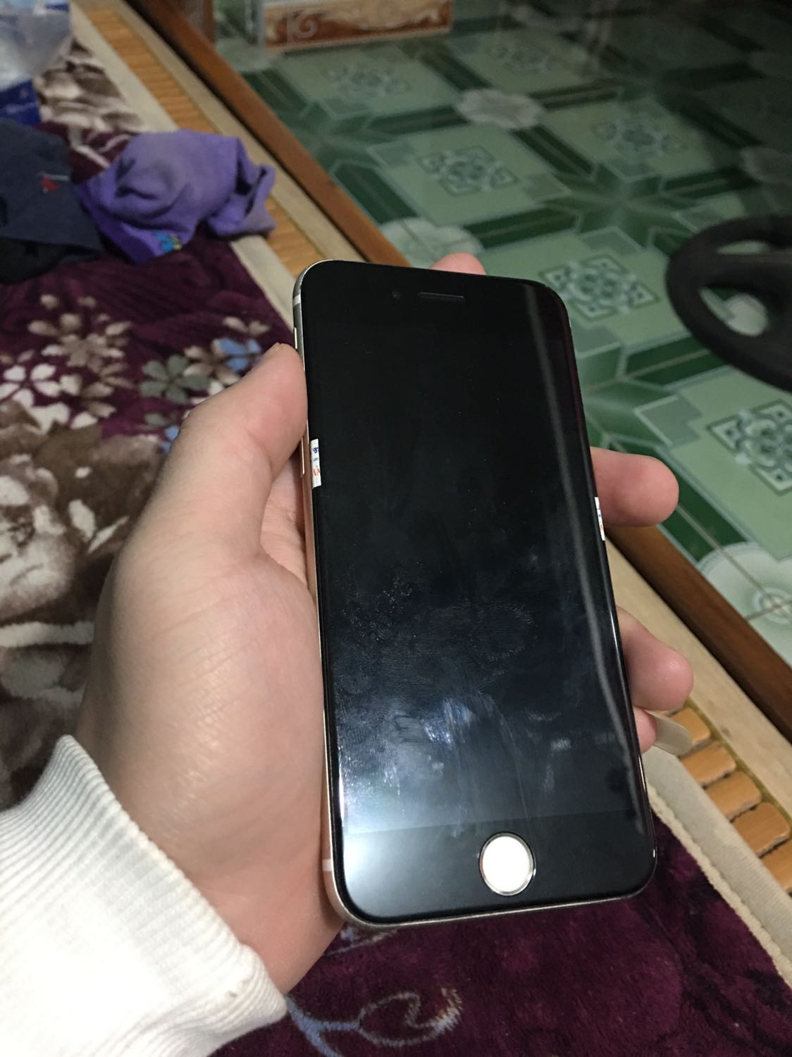 K rõ là mình đặt màn trắng shop giao màn đen hay mk đặt đen nữa nhưng thấy shop có cho đổi là cũng khá ok r màn linh kiện k phải zin nhá nhưng sd khá ok