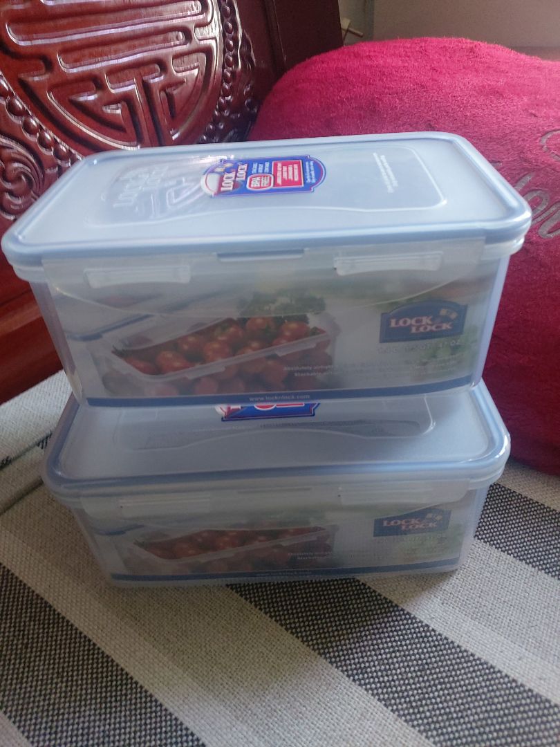 Giao hàng hơi nhanh. Đóng gói xấu xí, vỏ móp méo, nhăn nhúm nhìn không thiện cảm. Hộp sản phẩm đẹp, in nổi chữ Lock&Lock trong nắp hộp. Tuy nhiên hộp nhỏ gọn thôi. Nhỏ hơn nhìn so với hình rất nhiều. Thích hộp to lên chút nữa nên mới mua. Ai dè... Mua về thất vọng.