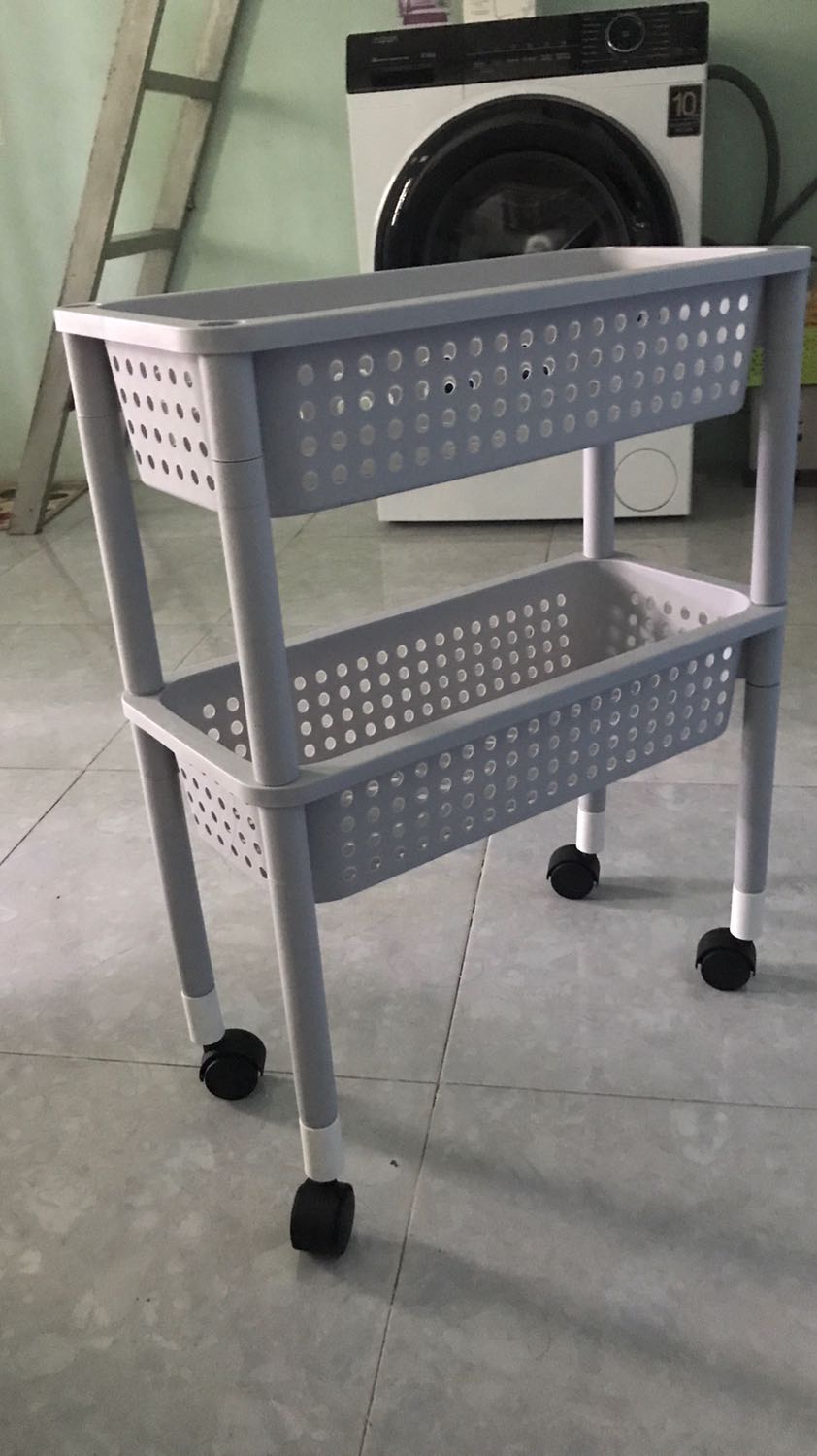 Kệ chắc chắn, tầng trên cùng của kệ mỏng nên không để được đồ nặng, các tầng còn lại ok, 
do dịch shop giao hàng hơi lâu, nhưng đóng gói kỹ, shipper nhiệt tình. Mua được giá sale 160k…ổn, sẽ tiếp tục ủng hộ shop