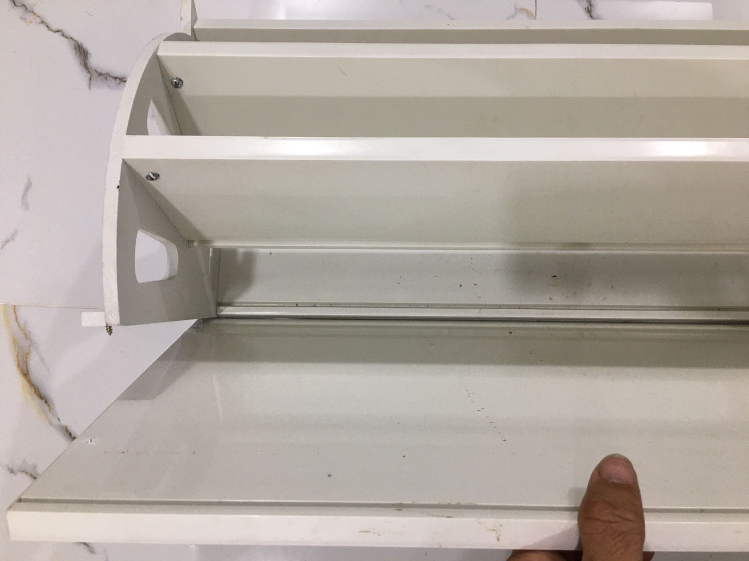 Dẫu biết rằng tiền nào của ấy nhưng với 1350k để mua 1 cái tủ giày như loại này thì quá thất vọng. 
Lắp ghép cẩu thả, nhựa cắt thừa thiếu lung tung.
Vít gắn xiên vẹo nên rất yếu ớt. Nhựa thì mỏng manh nên không thể là của Đài Loan.
Học nhỏ, không để giày người lớn được.
Sau 3 ngày cho con gái xài thì nó đã bung nắp.
Shop làm ơn đổi trả hoặc bảo hành để khách hàng còn tin tưởng.