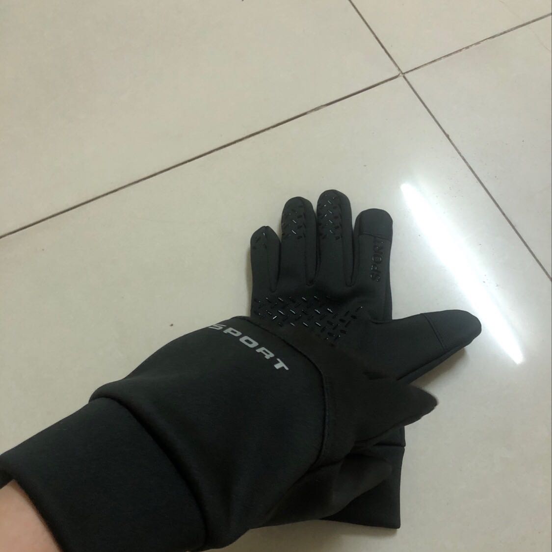 Găng tay chắc chắn, rất dày dặn, đường may tỉ mỉ. Mình rất ưng sản phẩm bên shop. Găng tay này đeo đi phượt hay đeo mùa đông thì chuẩn luôn. Điểm 10 cho em này vì có thể cảm ứng điện thoại, máy tính bảng. Chất nỉ không lo bong, nổ da. Chắc mua về dùng mấy năm không hỏng mất. Nói chung mua được em này giá cả hợp lý chất lượng trên cả mong đợi. Cả nhà nên mua.