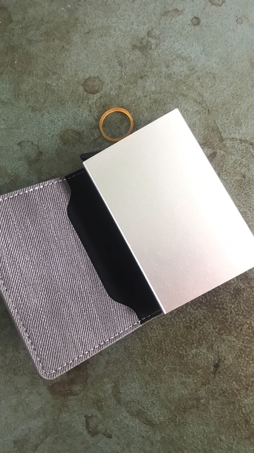 Ví thẻ thiết kế đẹp quá. Mới nhận được hàng đẹp quá nên post luôn đánh giá tiện thể săn xu. Phần da đường may chắc chắn trông hài hoà và đẹp. Phần hộp nhôm đựng thẻ sáng và đẹp. Vỏ hộp rất dày không lo móp méo, để thẻ vào khỏi lo hư hỏng gẫy gập luôn. Ở phần vỏ da cũng nhét thêm được tiền và giấy tờ nữa. Sản phẩm rất tiện dụng.