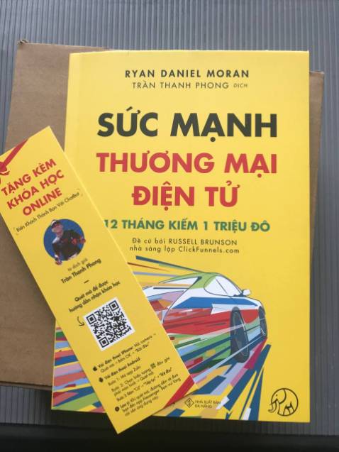 Trên tay trọn bộ bí kíp Kinh doanh online, nhận bộ sách mà vui khôn tả. Đầu tiên là shop giao hàng rất nhanh, mới đặt hôm trước mà hôm sau nhận được liền, đóng gói chắc chắn, mỗi cuốn sách đều được bọc màng bảo vệ, rất là ưng luôn. 4 cuốn, có 1 cuốn in màu, đọc sơ qua cảm thấy rất thích thú, sách trình bày ngắn gọn súc tích, dễ hiểu, từ tổng quan khái quát về Thương mại điện tử đến phân tích chi tiết, cầm tay chỉ việc, hướng dẫn từng bước thực hiện, rồi còn có cả cuốn cẩm nang để tra cứu các tạo và quản lý cũng như tiếp thị trên các sàn TMĐT nữa. 
Thật là, đúng cái mình đang cần đây rồi, phải note vô sổ tay lên kế hoạch ngay mới được. Mong tác giả sẽ cho ra nhiều quyển sách hữu ích như này nữa, sẽ ủng hộ tiếp.