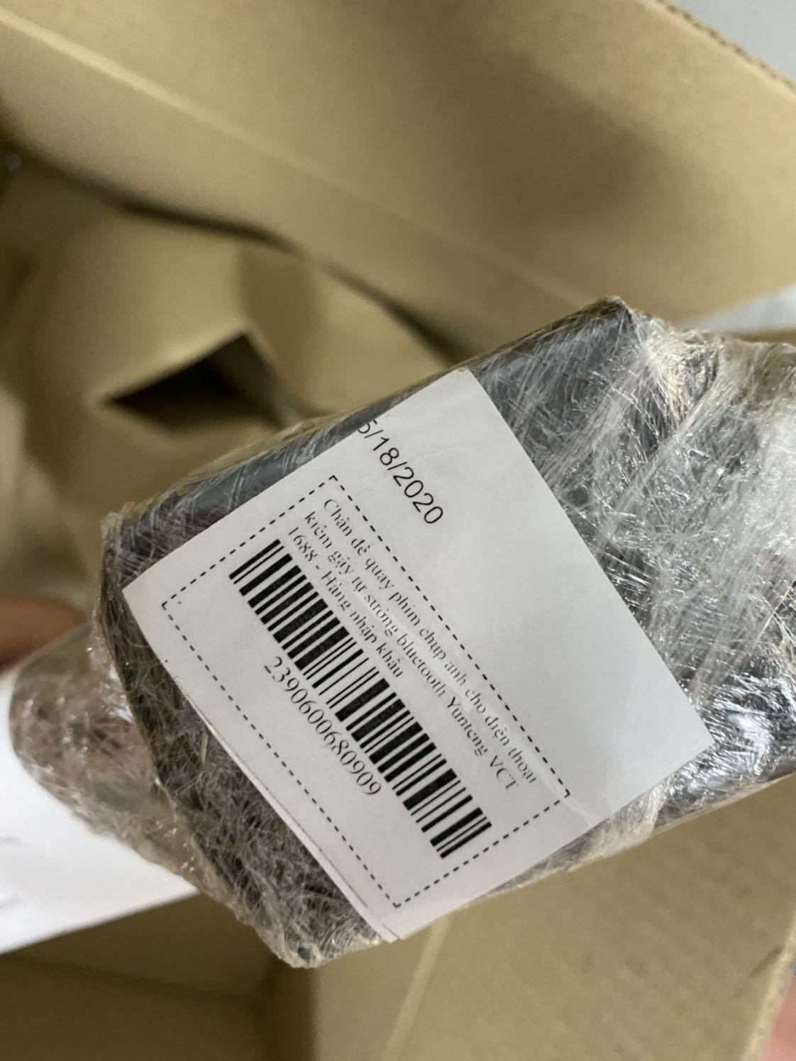 Mua của shop Vĩnh Hưng
Hàng không hộp, đuoc quấn pe bên ngoài. 
Kẹp sử dụng kẹp đểu, không phải kẹp vặn chuẩn. 
Hàng remote của Yungteng chứ không phải Yunfeng theo tiêu để. 
Ham rẻ nên trả giá. Thấy rẻ hơn các nhà bán khác. 
K hiểu sao tiki vẫn cho những nhà bán treo đầu dê bán thịt *** như vậy hoạt động.