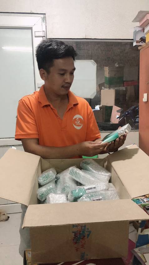 Cty nhân viên nữ thì đông, hôm trước 8/3 có mua tặng nhân viên kem chống nắng mà bạn nào cũng ưng. Nay thấy shop sale như giá sỉ nên mua hẳn 1 thùng tặng chị em. Mình con trai cũng dùng luôn. Thấy chị em cty khen quá, lại đang mùa hè nên lấy số lượng. Hàng quá sịn sò luôn, giao nhanh thần tốc, đóng gói cẩn thận. Cho shop 5*