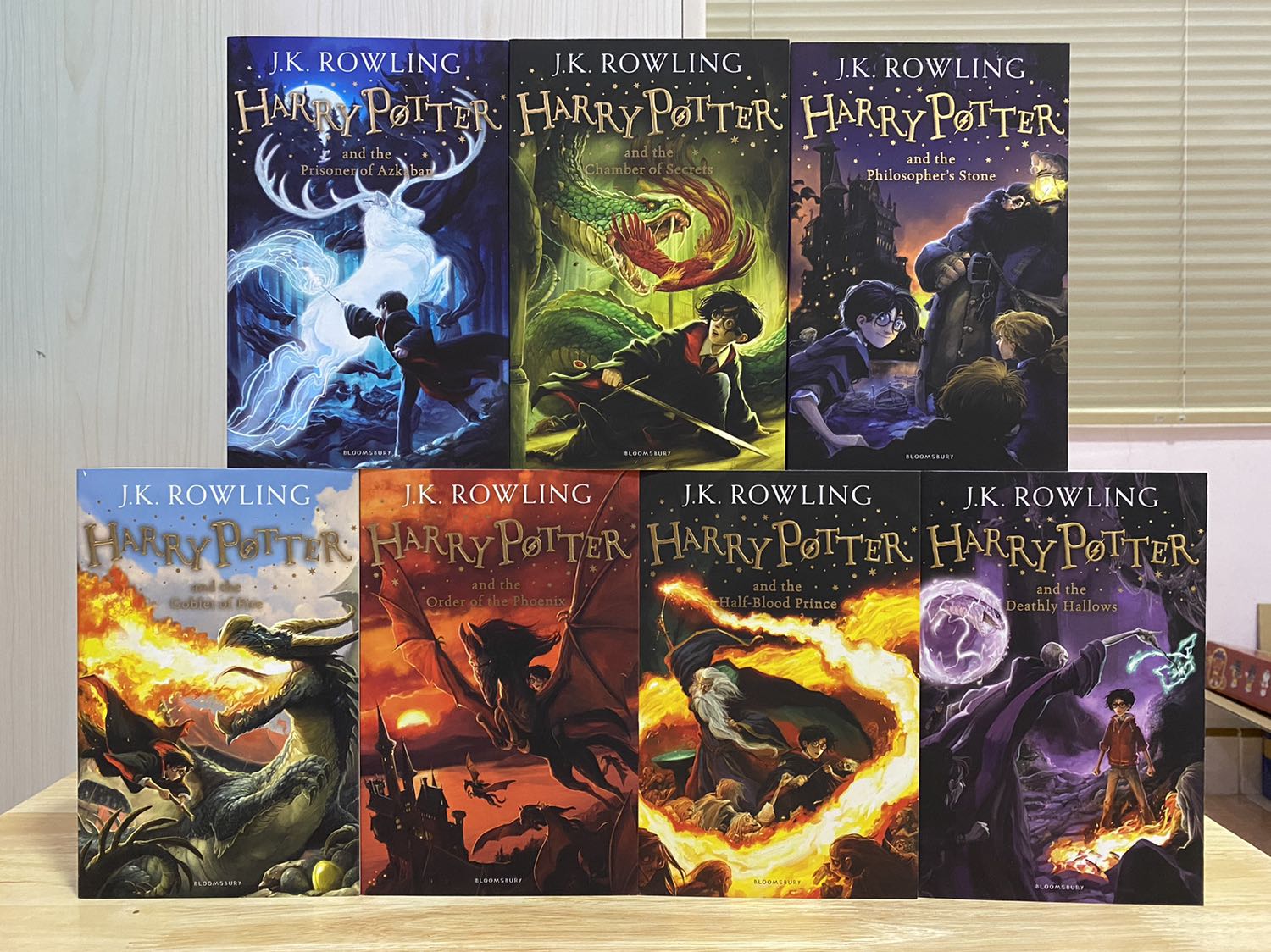 - Tuy đang mùa dịch nhưng Tiki ship nhanh thật sự, mình chọn TikiFAST nhưng cỡ nửa ngày là giao rồi, chắc vì Tiki cùng thành phố vận chuyển. Trong hộp ship không có miếng bong bóng chèn vô nhưng hên là giao tới còn nguyên vẹn, góc không bị bẹp hay móp méo gì hết, vẫn còn seal bọc, sách cũng không bị gãy giữa. Quá đẹp!
- Bản thân mình thấy thích edition này nhất tuy lúc đầu mình tính mua edition kỷ niệm 20 năm của Harry Potter. Series box đủ 7 cuốn kiểu này có nhiều loại nhưng mình bị mê bản này vì bìa trước và sau mỗi cuốn đều có hình ảnh đặc trưng xuyên suốt nội dung của cuốn đó. Thiết kế vẽ và màu sắc mình thấy cũng dễ nhìn và thu hút hơn. 
- Ai mê Harry Potter thì chắc cũng không xa lạ gì với nội dung truyện này nữa, mình hơi ngược đời tại coi phim rồi mới mua truyện về đọc. Càng về sau thì sách dày hơn và chữ cũng nhỏ hơn. Sách toàn chữ thôi, lâu lâu có thêm 1 số điểm nhấn để minh hoạ với có bản đồ của Hogwarts. Mùa dịch mà coi phim chán rồi thì có bộ này đọc cũng đỡ, nhất là đối với 1 fan Harry Potter như mình ?