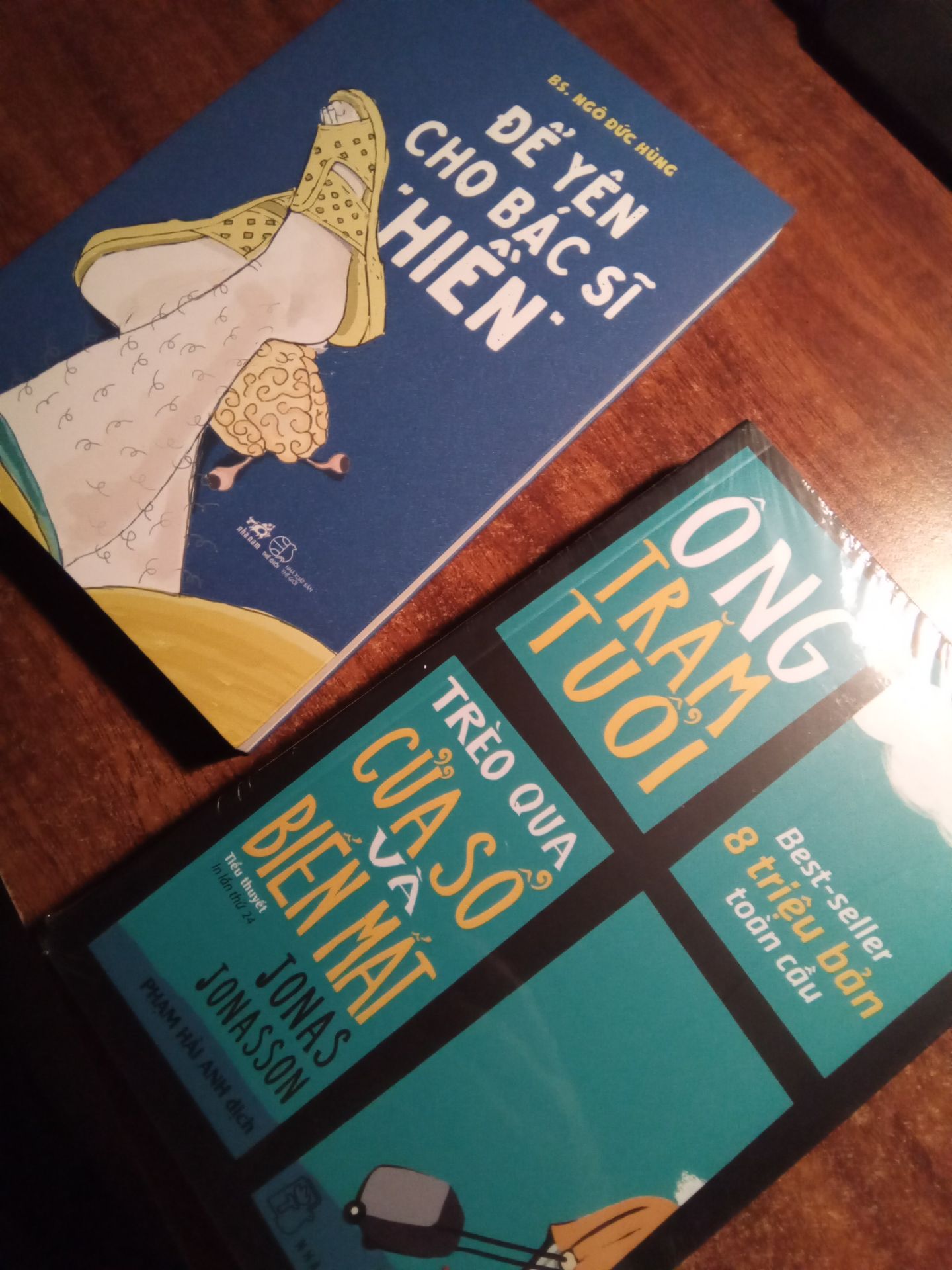 giao hàng nhanh, sách có bọc bên ngoài mới cứng, rất ưng. Còn về nội dung thì do chưa đọc nên mình ko nhận xét nhiều, nhưng chỉ cần biết là sách của jonas jonasson thì rất đáng đọc. Tác giả có lối hành văn hài hước châm biếm nhưng không hề cợt nhả, khiến độc giả gần như cười không ngớt luôn. Tuy nhiên không phải vì hài hước mà đây là một cuốn sách sáo rỗng, bên cạnh những tình huống hài hước luôn là những ý nghĩa nhân văn về con người và cuộc sống. Tác giả còn có vài quyển sách cx rất hay nữa là Anders sát thủ cùng bè lũ, cô gái mù chữ phá bom nguyên tử,... đều đáng đọc lắm