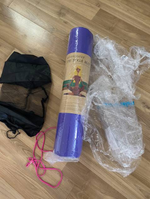 * Bản to và rộng nên nằm thoải mái,  chống đẩy tay cũng thoải mái. 
*Giao hàng siêu siêu nhanh, vượt cả lịch dự kiến, nên nhận hàng ko bị quên haha!nhiều lần đặt xong, giao chậm quá chả nhớ là đặt gì?!!
*chất liệu 2 lớp nên dày và đàn hồi, không bị lõm như các loại ngoài thị trường.
- Có nhiều màu sắc chọn lựa, mình thì chọn màu này vì thích màu này và nó sạch sẽ
- Nhìn chung bằng đấy thứ mình rất tâm đắc, thời gian thì giao hàng cũng nhanh nên hôm nay mới ngồi review cho anh chị em được!!! Tìm hiểu ra bên DoDoDios này chuyên bán hàng thể thao rất chất lượng đấy chứ!!!

Cho bên này 5*, tiếp tục phát huy