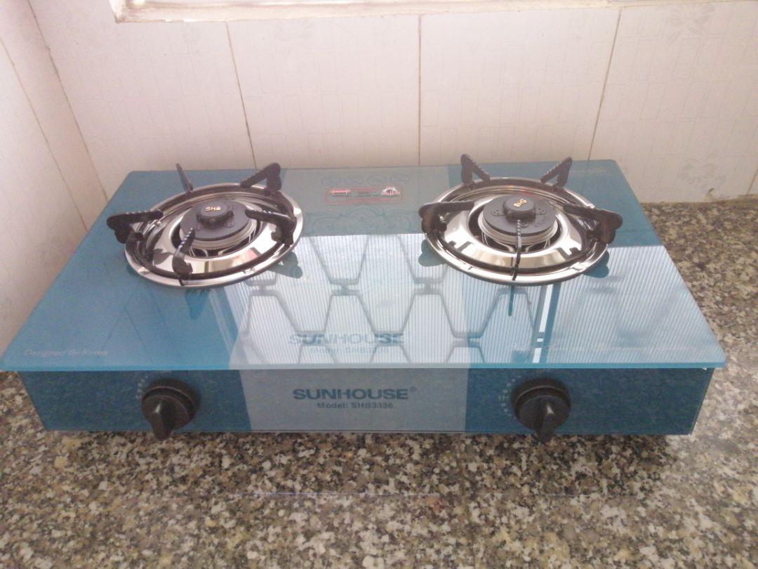 Bếp ga đẹp nhưng hơi nhỏ,khoảng cách giữa 2 bếp rất gần nên hơi bất tiện xíu