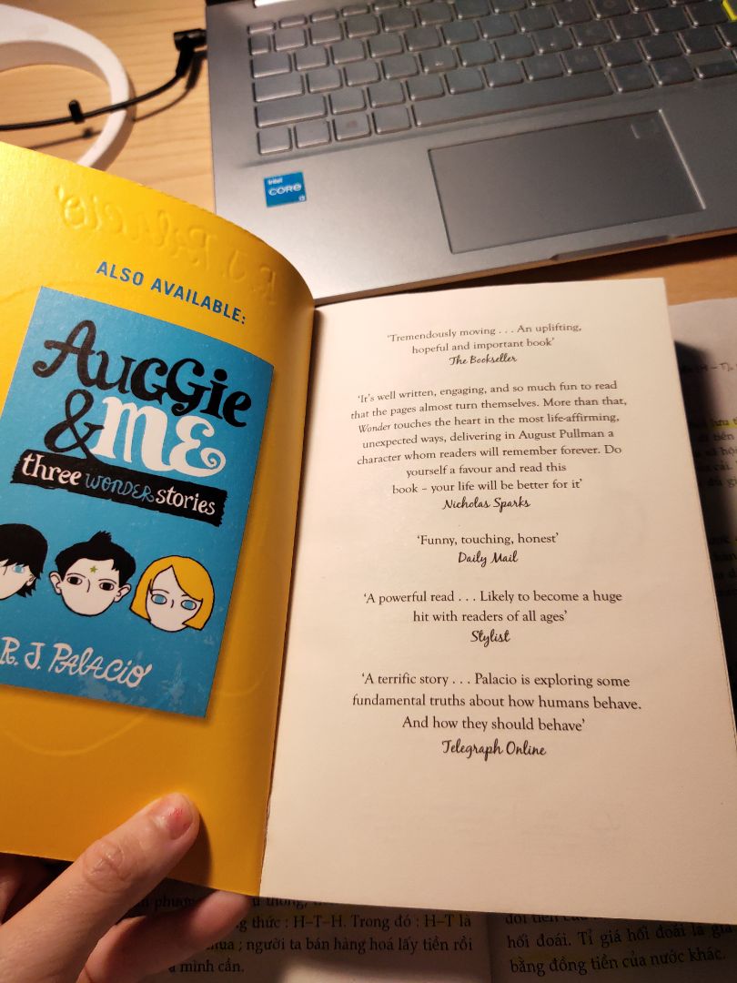 sách có mùi thơm của sách mới, dày dặn(315 trang), nội dung được viết hoàn toàn bằng tiếng Anh, tập trung vào các từ vựng đơn giản phù hợp cho những người đang làm quen với cách đọc sách bằng tiếng Anh
điểm trừ nhẹ: 
-giao hàng hơi lâu( cụ thể mất 1 tuần rưỡi)
- sách có chỗ bị nhàu nhẹ( như hình bên dưới)
tổng kết lại thì sách rất đáng tiền, những điểm trừ kia không thành vấn đề
mng nên mua