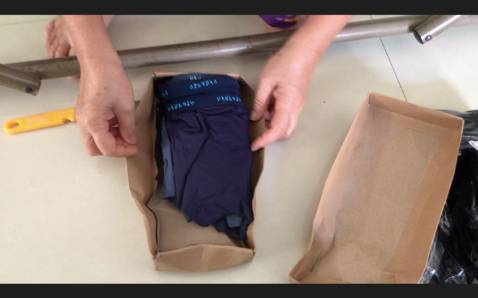 Sản phẩm mỏng, nhẹ, thoáng mát, không biết có co giãn tốt hay không mà mình đặt cỡ XL thấy ban đầu hơi nhỏ. Tiki giao hàng hơi chậm (5 ngày), chắc do gần tết. Giá cả hợp lí . Mình hài lòng.