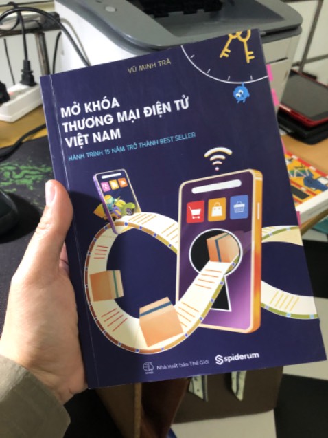 Sách được viết bởi anh Trà. Với những kiến thức thực chiến của anh với góc nhìn mà trước đây mình chưa từng biết đến về tmđt. Đọc xong thấy tư duy sai của mình suốt hai năm qua. Đọc tới đâu thắm tới đấy và mở ra nhiều điều cần làm hơn.