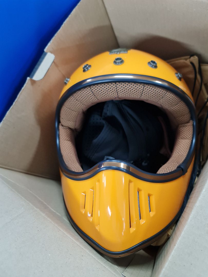 tôi nhận hàng không đúng như qui định, thiếu kính râm