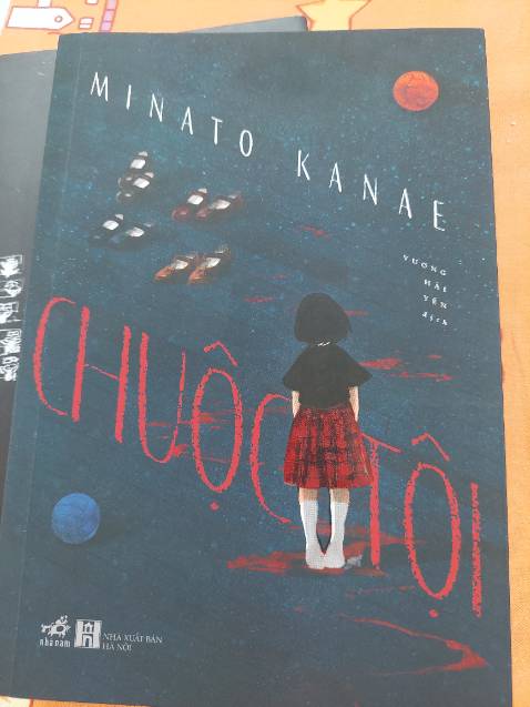 “Chuộc tội ” có cùng kết cấu và cách tình bày giống với ”Thú Tội “ một tác phẩm nổi tiếng khác đã đươc dựng thành phim. Thủ pháp kể chuyện ngôi thứ nhất, cách mở và thắt nút câu chuyện là yếu tố độc đáo giúp đem lại thành công cho Minako Kanae. Một tác phẩm gây rúng động, thao túng tâm can độc giả.