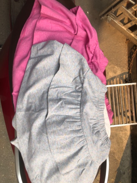 Chất liệu mềm, mát, dày dặn. Mình muốn đặt váy có quần bên trong nhưng váy này lại k có. Hơi thất vọng nhưng vì chất liệu váy ổn nên vẫn nhận hàng