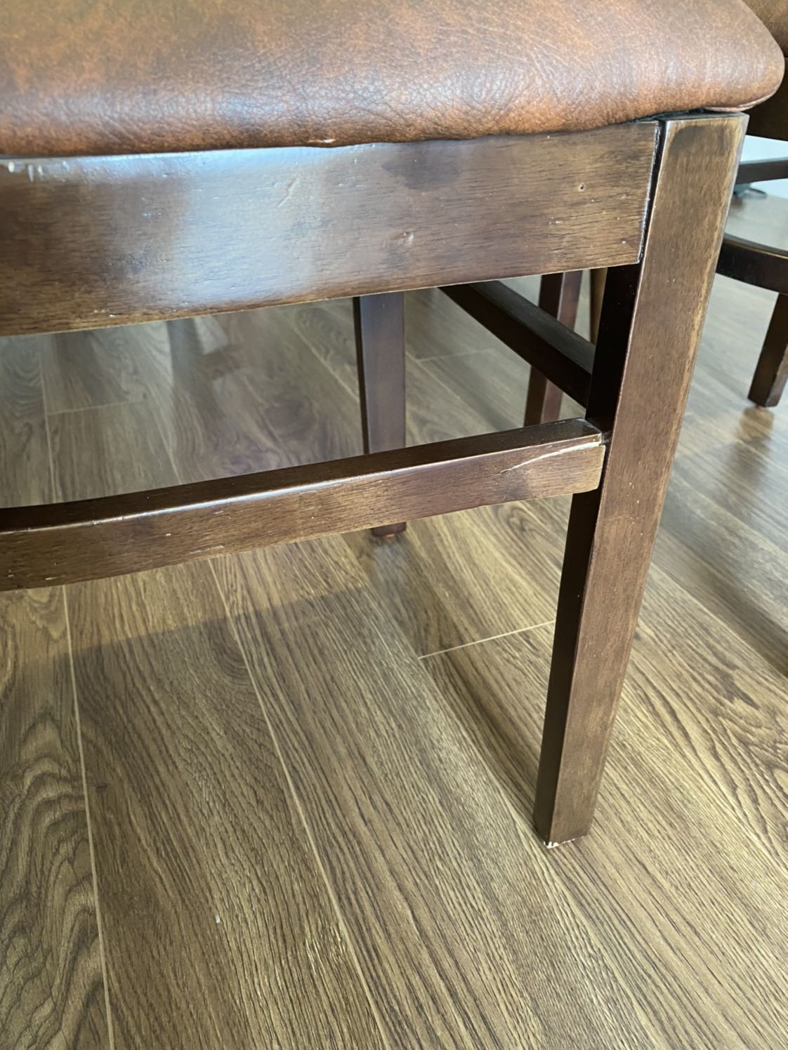 Cơ bản hài lòng.
Rất tiếc là có 1 ghế bị lỗi, nứt thanh ngang làm giảm độ chắc của ghế.
Mong Tiki và bên bán hàng xem xét đổi sản phẩm cho tôi.
Xin cảm ơn!