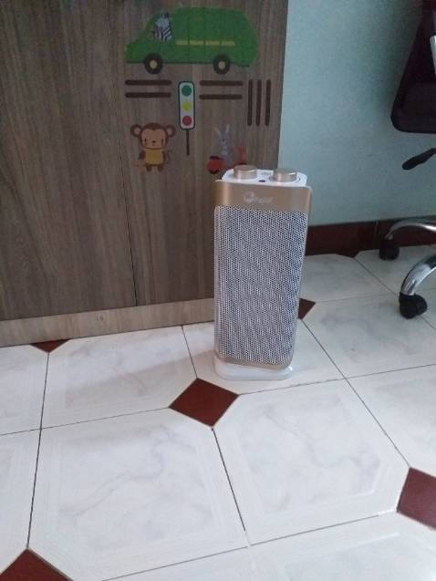 Mình ở sg. Đêm nhiệt độ ngoài trời tầm 22-24°. Trời này mua máy này là quá ổn. Đặc biệt khi nhà có trẻ con. Vì trẻ hay bị cảm lạnh. Mình vặn nhỏ nhất là thấy đủ ấm rồi. Khi máy chạy thì bề mặt ngoài máy nóng, nhưng khi tắt thì máy cũng rất nhanh nguội. Mới mua về thì vó nghe mùi nhựa mới. Mình xài tầm ngày thứ 4 là hết nghe mùi. Quạt xoay qua lại đc. Lúc đầu mua về mình ko biết chỉnh, quạt cứ đứng yên nên tỏa nóng ko đc xa. 
Nói chung giá này mà xài ổn vậy là mình nghĩ nên mua