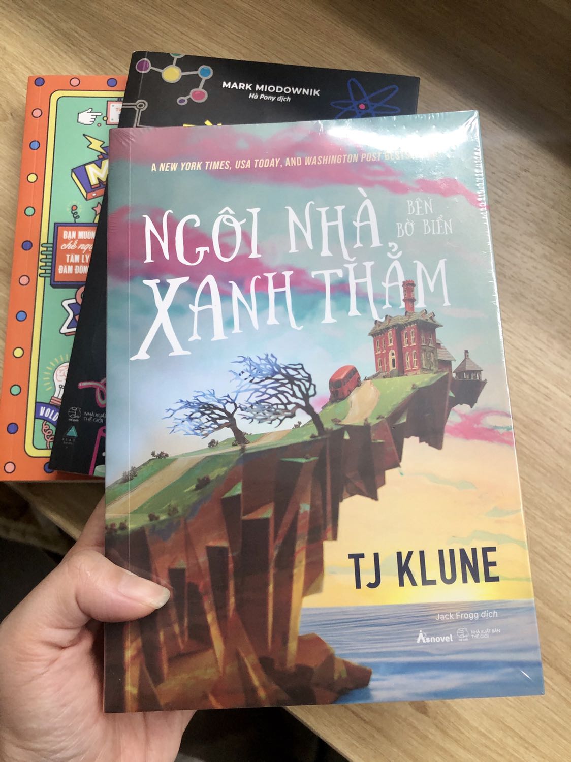 Tên tác giả + tên dịch giả + bìa gốc,quá nhiều lí do để mình muốn sở hữu ngay cuốn này. Bản Eng mình đã đọc và rất ưa thích cách kể chuyện của TJ Klune, mọi thứ nhẹ nhàng rất đời, rất người, nhiều lúc bật cười, nhiều lúc sâu lắng thấm thía. Giới thiệu có vẻ đơn giản trong một câu chuyện giả tưởng, nhưng đọc xong thì nhận ra nhiều câu chuyện khác và nhiều ý nghĩa không ngờ tới. Cực kỳ ĐÁNG ĐỌC. Bản dịch TV của Jack Frogg thì chắc chắn không có gì phải nghi ngại nữa. Tiki giao nhanh trong ngày.