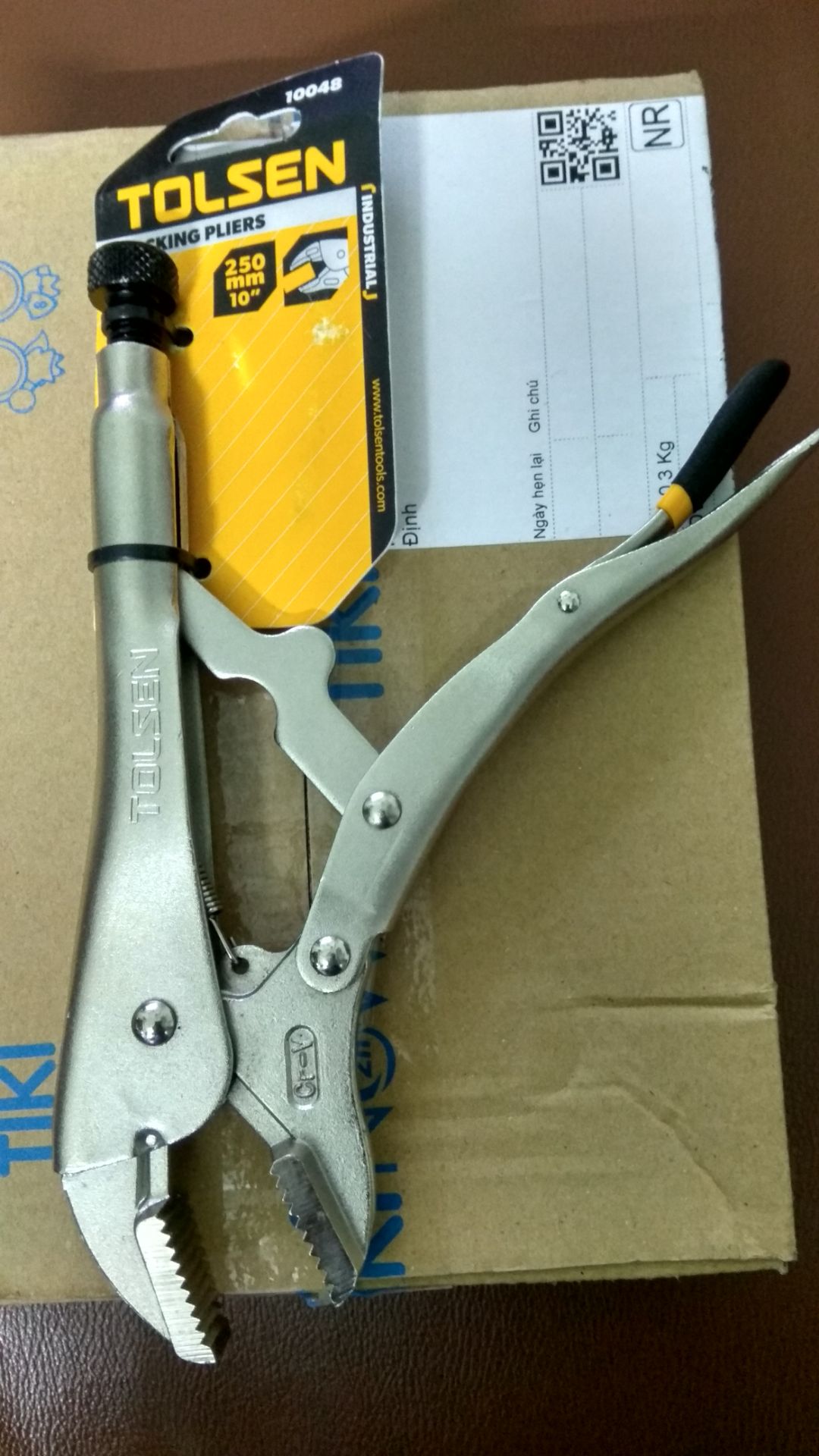 Chất lượng sản phẩm tạm ổn. Cầm cũng chắc tay, lẫy khóa kìm mở, đóng dễ. Tuy sản phẩm cũng thấy ghi mã 10048 nhưng hình thức và thông số  không giống với hình mẫu và thông tin quảng cáo. Chi tiết gia công chưa đc sắc sảo, vẫn còn bavia và thông số độ cứng  chỉ là HRC45-HRC55. Chứ không phải HRC52-HRC56 như quảng cáo. Đang cần đồ để làm nên xài tạm vậy. Không khiếu nại đổi trả làm gì nữa.