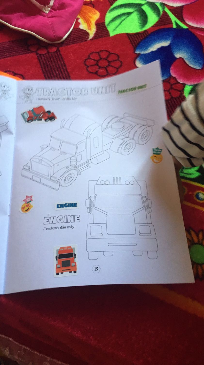 Sách song ngữ anh việt
Có sitcker dán bé rất thích. 
Mình dán luôn để bé dễ theo dõi
Giấy đẹp. Tô màu phù hợp bạn lớn