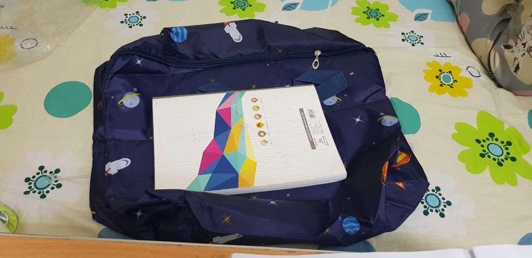 Giao đủ hàng. sản phẩm giống hình đăng, khá dày dặn. khóa kéo dễ. 
Màu tối khó bẩn, họa tiết đẹp.