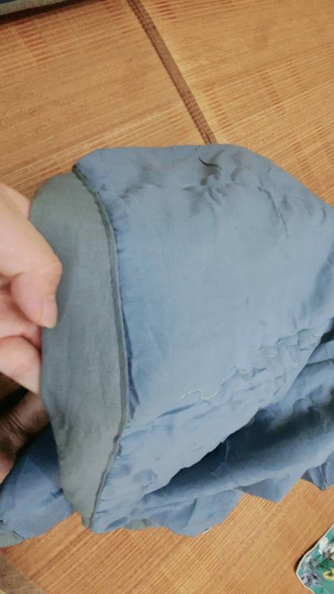 Chăn mềm mịn, chất vải nhẹ mát, đường chỉ may chắc chắn, sờ rất nhẹ và mềm nên đắp thời tiết mùa giao mùa rất ổn. Sản phẩm phù hợp với giá tiền, shop tư vấn rất tận tình chu đáo, thời giao giao hàng nhanh. Đánh giá 5* cho chất lượng và dịch vụ của shop