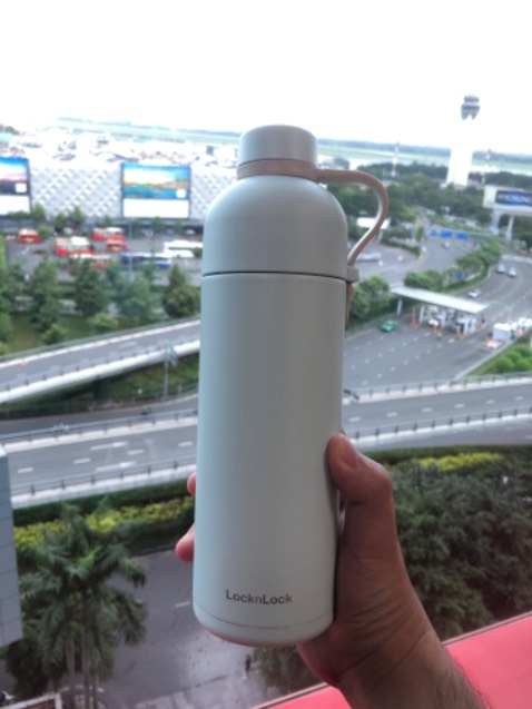 Bình rất đẹp và tiện dụng nhưng mình hơi thất vọng ở phần nắp bình do phần nắp hoàn toàn bằng nhựa ko có lớp lót inox, nếu bạn để ngược bình để phần thức uống lạnh tiếp xúc với nắp sẽ bị đọng sương