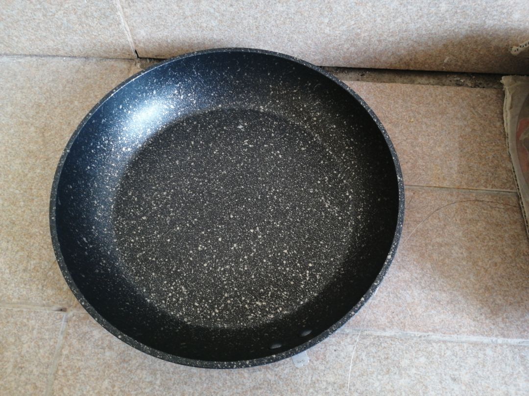 Giao hàng bị thiếu cái vít nên không gắn chảo với tay cầm được :(