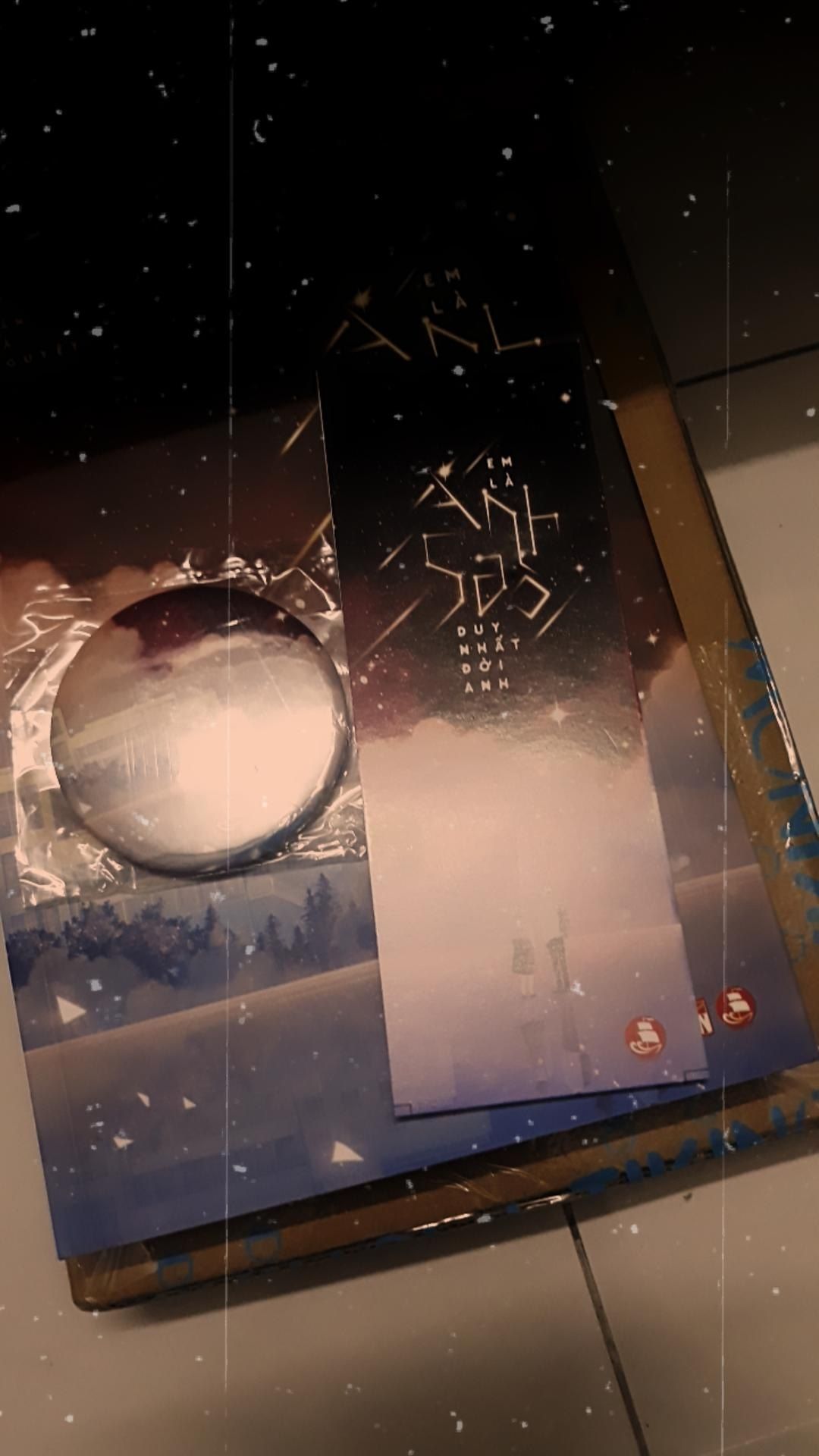 Mình cho 5 sao là vì chất lượng sách khi giao tới rất ok ? Sách được bọc bởi Bookcare rất chắc chắn cộng thêm quà được tặng khi mua nữa. Quyển này về nội dung thì mình vẫn chưa biết nhưng lúc đầu thấy tên khá ấn tượng nên mìh hốt ngay =))