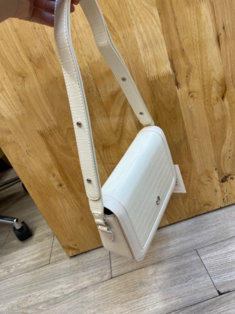 Túi sang trọng mang đi tiệc hợp lí hết sức luôn màu trắng nhìn đẹp form rất chuẩn mãi ủng hộ shop🥰