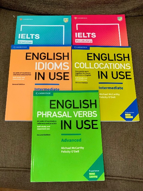 Nhà sách giao hàng siu nhanh, mới đặt hôm trước mà hôm sau đã nhận được sách. Sách nội dung hay, dễ hiểu, đẹp, có màu, có đáp án rõ ràng. Hi vọng học sẽ tăng được điểm số. Nhà sách 10 điểm không có nhưng.