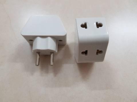 Ổ cắm rất chắc chắn, cắm thoải mái không chật.