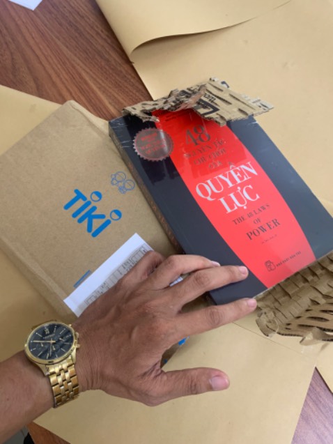 Nhaf bán bọc sách mình rất hài lòng, cực thích, chỉnh chu, cẩn thận, có cả màng bọc seal.
Đọc được gần 20 trang, nội dung, từ ngữ khá hút với bản thân mình. Về sau thì chưa đọc nên chưa biết.

Cám ơn tác giả, nxb và cám ơn Tiki.