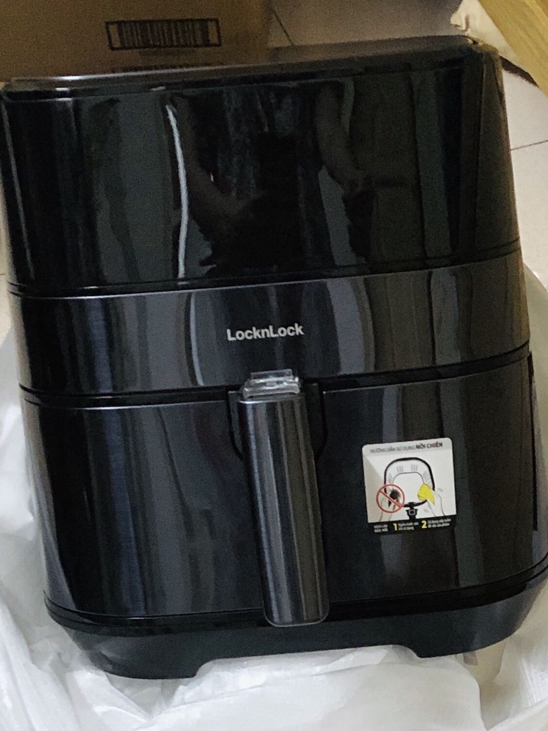 Lồng nồi to dã man mng ạ. Nhưng thiết kế bên ngoài thì nhìn gọn & xịn sò lắm. Chắc vừa cả con gà luôn, thích hợp cho gia đình 3,4 người nhé. Mình chỉ có 2 người nhưng cũng bon chen luôn cho rộng rãi. Nút cảm ứng - 7 nút nhấn được thôi nhé . Lúc đầu nghĩ các logo thức ăn nhấn được luôn.