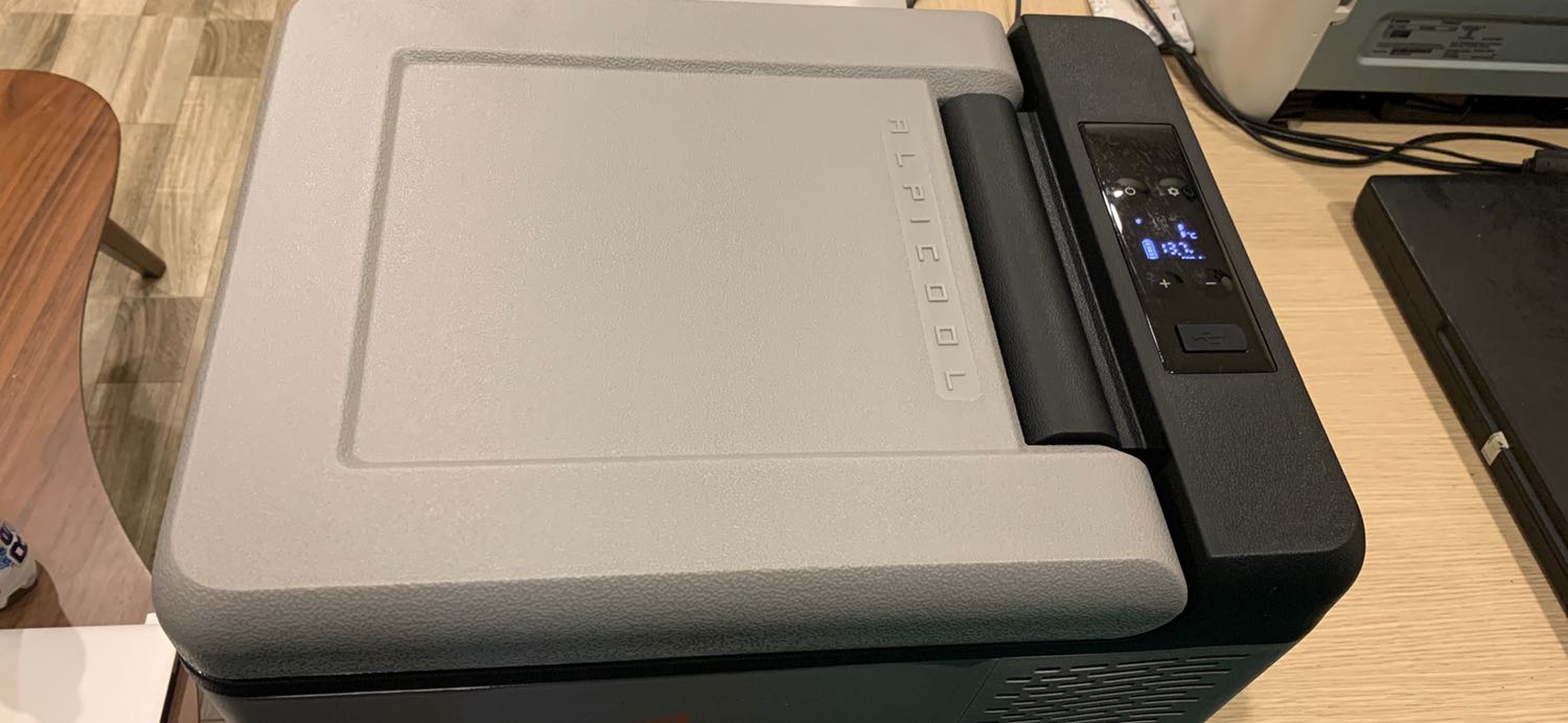 Tuyệt vời. Làm lạnh hoàn hảo như mô tả sản phẩm. Gọn, sang, phụ kiện đi kèm đủ trong nhà và ngoài xe. Đắt xắt ra miếng.