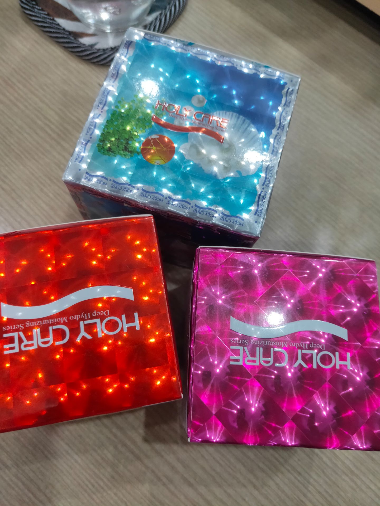 Giao hàng nhanh, đóng gói cẩn thận. Mình check thấy chính hãng, sử dụng tốt sẽ quay lại ủng hộ, shop tư vấn tận tình lắm nha. Quà tặng kèm chai xịt to đùng luôn🥳🥳🥳