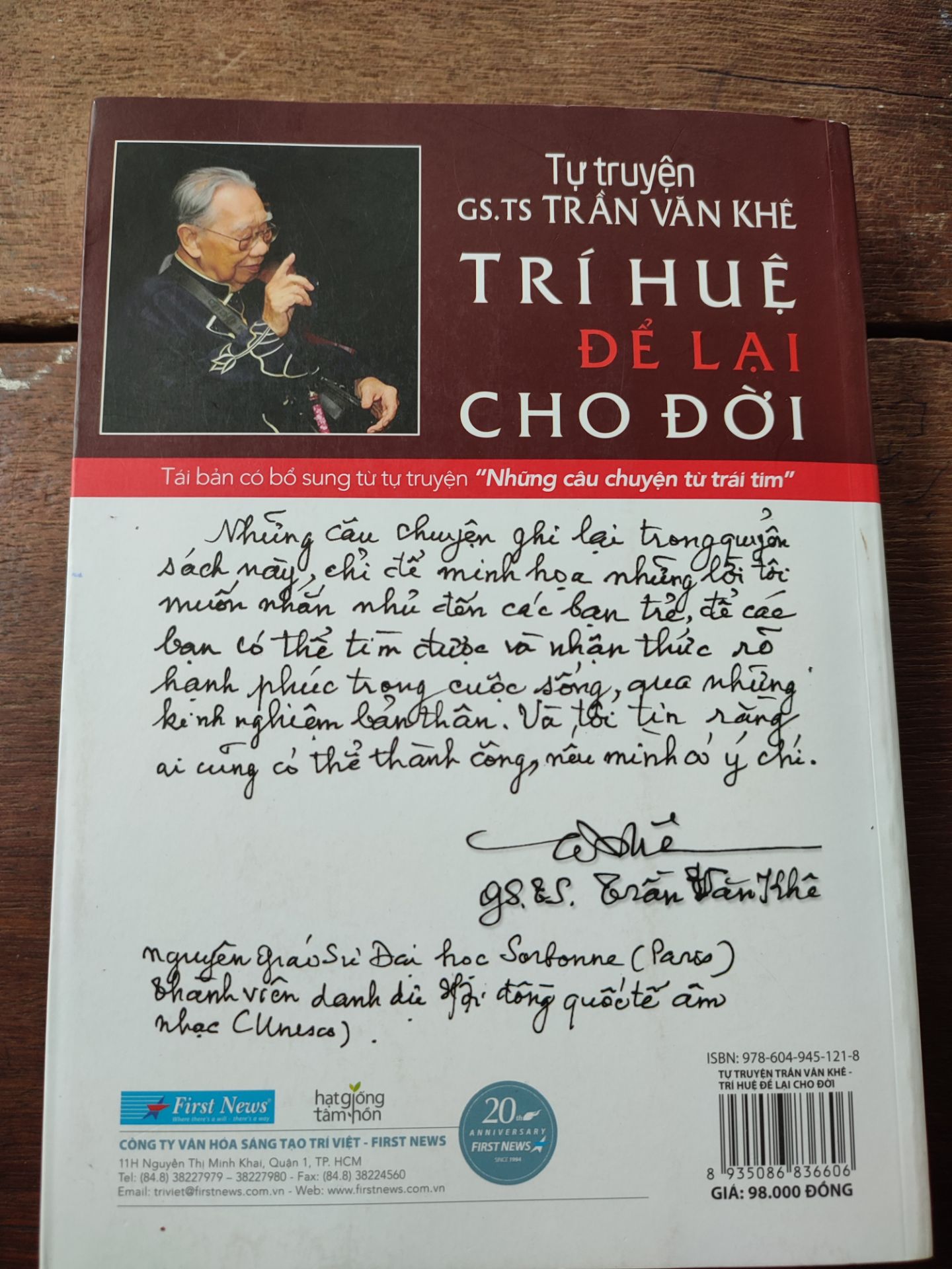Sách hay, đáng để đọc, những bài học đắt giá của giáo sư rất đáng để thế hệ trẻ học tập.